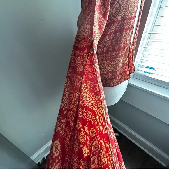 Umgee Red and Cream Patterned Blouse Size Medium, Open Back Slit , Cute - Picture 6 of 6